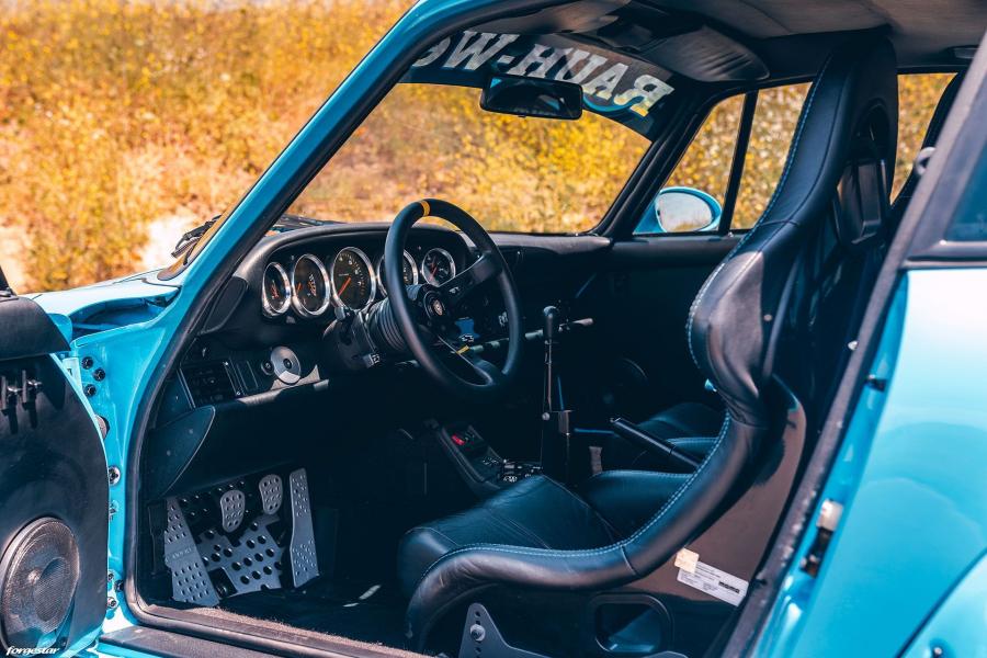 Интерьер Porsche 911 Blue by RWB 2019 года  (фото 18 из 23)